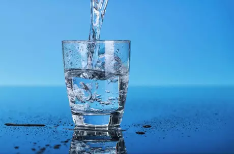 вода стакан